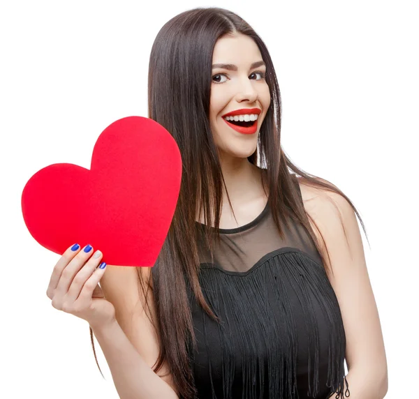Красива жінка тримає серце у формі валентинки і посміхається — стокове фото