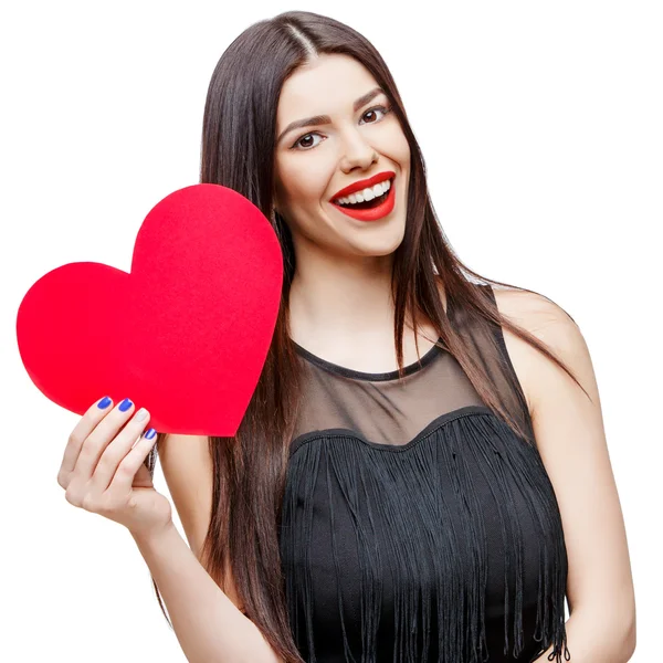 Frumoasă femeie care ține inima în formă de carte de valentină și zâmbind — Fotografie, imagine de stoc