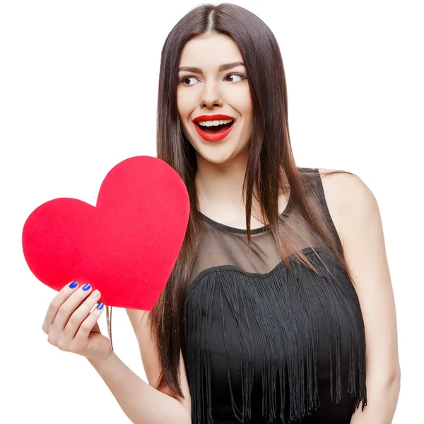 Belle femme tenant une carte de Saint-Valentin en forme de coeur et souriant — Photo