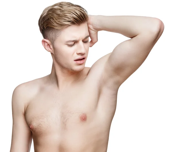 Stilig ung man sniffar hans armhåla — Stockfoto