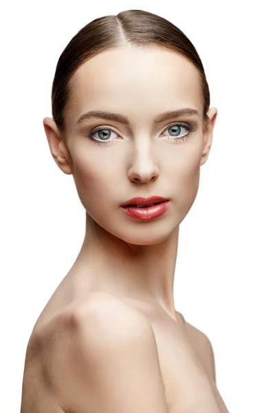 Vacker kvinna med ren fräsch hud — Stockfoto