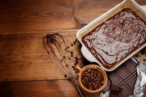 Hornear pastel de chocolate en la cocina rural o rústica . —  Fotos de Stock