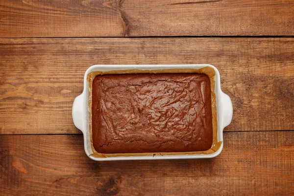 Chocolade cake op een bakplaat — Stockfoto