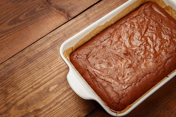 Chocolade cake op een bakplaat — Stockfoto