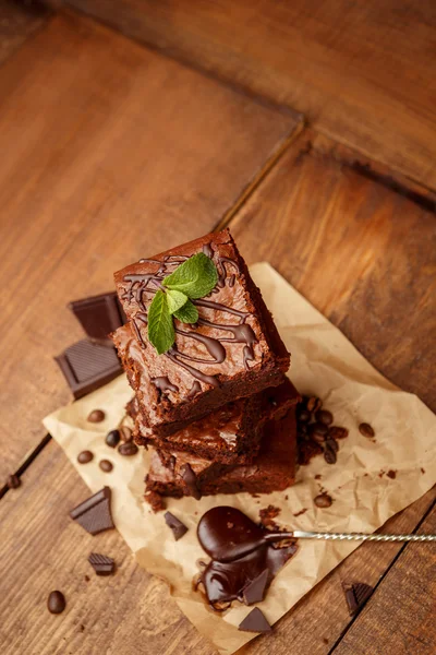 Тарелка с вкусными шоколадными пирожными — стоковое фото