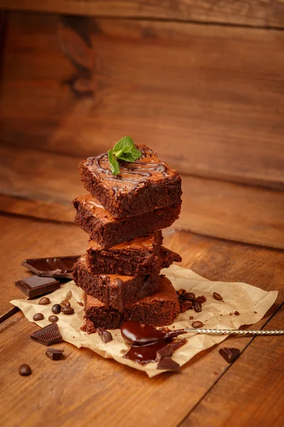 Piatto con deliziosi brownies al cioccolato — Foto Stock