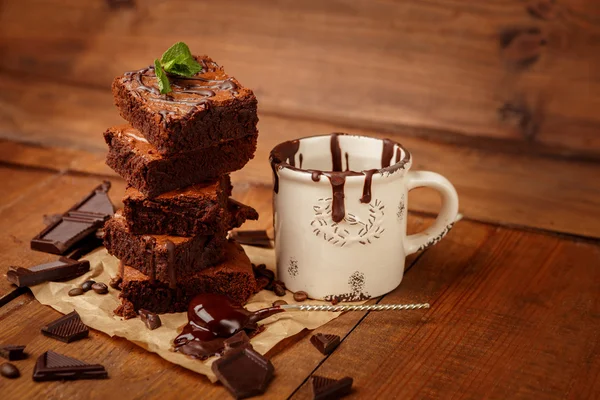 Тарілка зі смачними шоколадними борделями — стокове фото