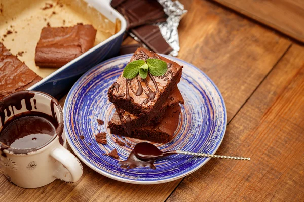 Prato com deliciosos brownies de chocolate — Fotografia de Stock