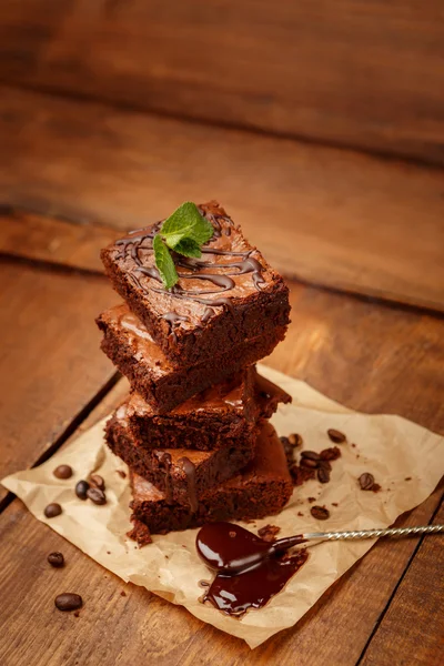 Piatto con deliziosi brownies al cioccolato — Foto Stock