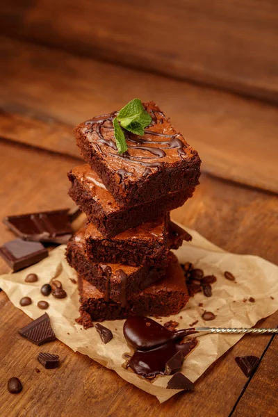Prato com deliciosos brownies de chocolate — Fotografia de Stock