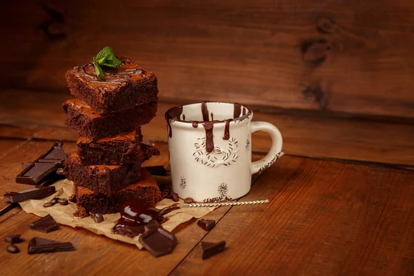 Тарелка с вкусными шоколадными пирожными — стоковое фото