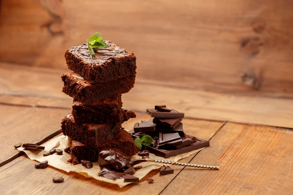 Prato com deliciosos brownies de chocolate — Fotografia de Stock