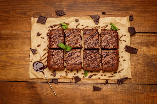 Шоколадный торт на листе для выпечки — стоковое фото
