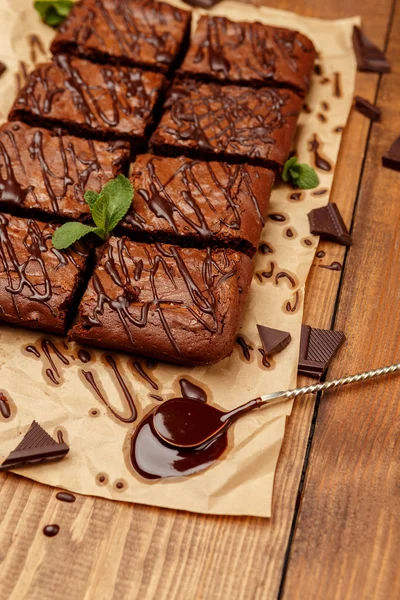 Pastel de chocolate en una bandeja para hornear — Foto de Stock