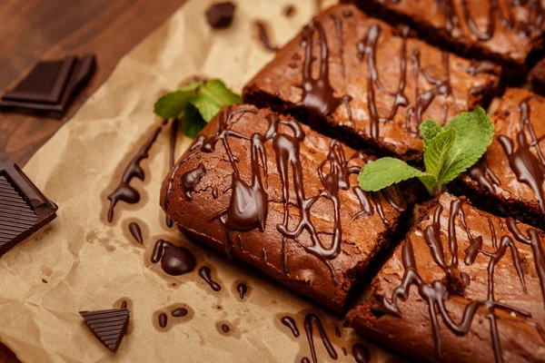 Κέικ σοκολάτας σε ένα φύλλο ψησίματος — Φωτογραφία Αρχείου