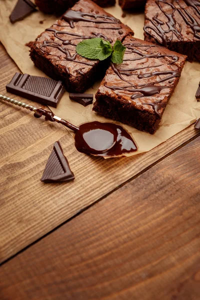 Torta al cioccolato su una teglia — Foto Stock