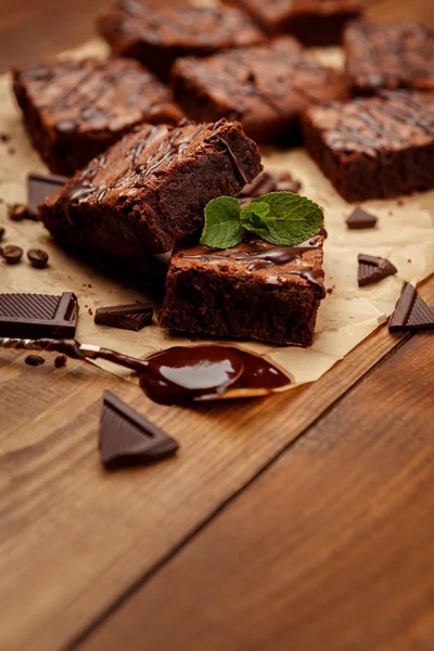 Bolo de chocolate em uma assadeira — Fotografia de Stock