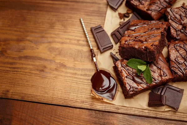 Bolo de chocolate em uma assadeira — Fotografia de Stock