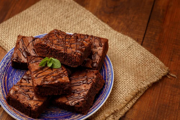 Plaat met heerlijke chocolade brownies — Stockfoto