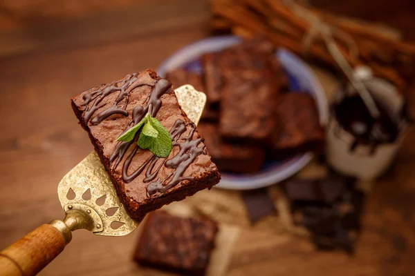 Placa con deliciosos brownies de chocolate —  Fotos de Stock