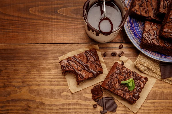 Piatto con deliziosi brownies al cioccolato — Foto Stock