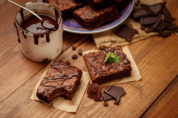 Piatto con deliziosi brownies al cioccolato — Foto Stock