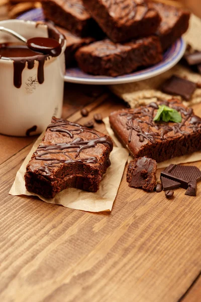 Piatto con deliziosi brownies al cioccolato — Foto Stock