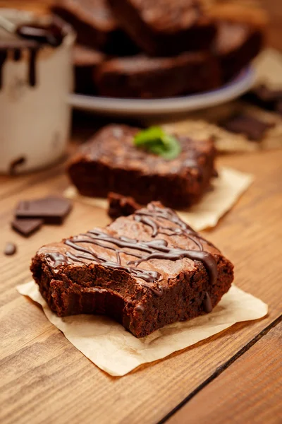 Piatto con deliziosi brownies al cioccolato — Foto Stock