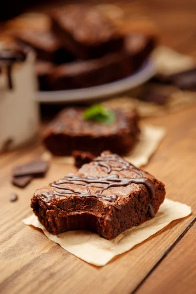 Piatto con deliziosi brownies al cioccolato — Foto Stock