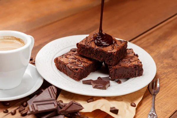 Placa con deliciosos brownies de chocolate — Foto de Stock