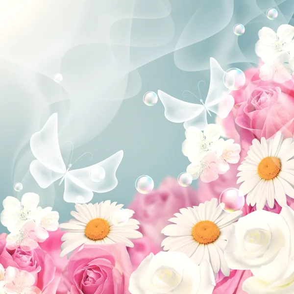 Růžové a bílé růže s daisy a motýli — Stock fotografie
