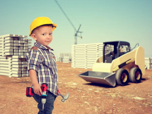 Ребенок и строительная площадка — стоковое фото