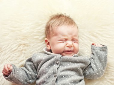 Küçük bebek ağlıyor.