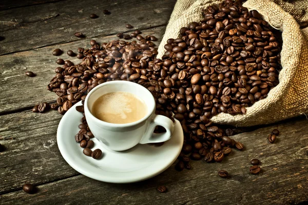 Espresso und Kaffeekorn — Stockfoto