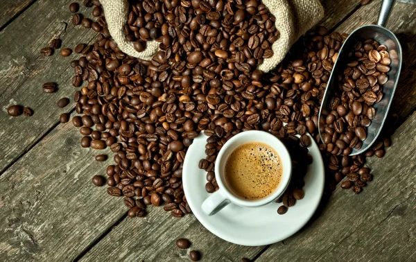 Espresso und Kaffeekorn — Stockfoto