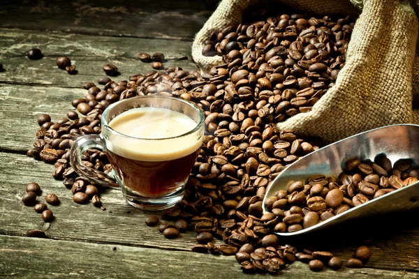 Café expreso y grano de café — Foto de Stock