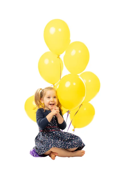 3岁的金发女孩 带着色彩艳丽的气球 与白色背景隔离 — 图库照片