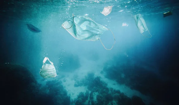 Kirurgisk Mascheine Som Flyter Havet Begreppet Miljökatastrof Vid Tidpunkten För — Stockfoto