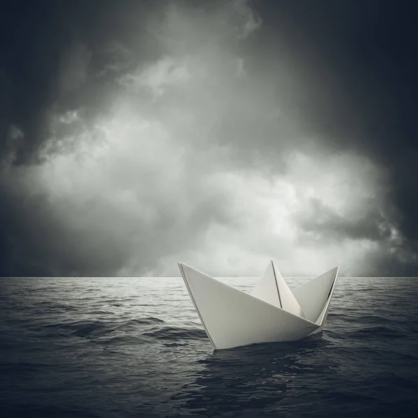 Kağıt Tekne Engin Bir Okyanusta Tek Başına Yol Alır Hazırlayıcı — Stok fotoğraf