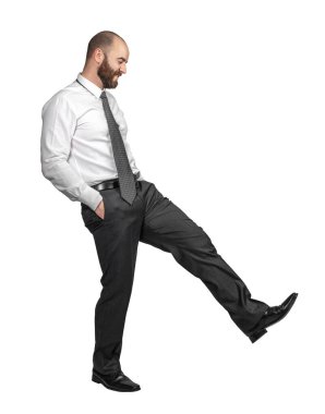 Beyazların ceplerinde ve tekmeleme eylemlerinde izole edilmiş iş adamı