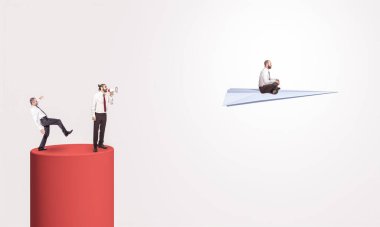 Adam bir iş sorununu çözmek için kağıt uçak kullanıyor. Soyutlama ve beyin fırtınası kavramı.