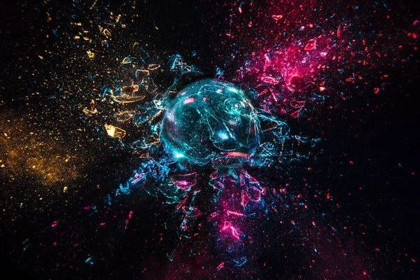 Explosión Una Bola Vidrio Con Luces Colores Fondo Negro Fotografía —  Fotos de Stock