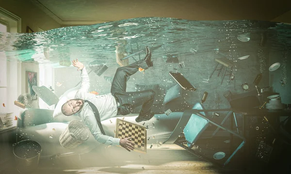Muž Nesnázích Zaplavené Místnosti Svého Domu Koncepce Domácích Problémů — Stock fotografie