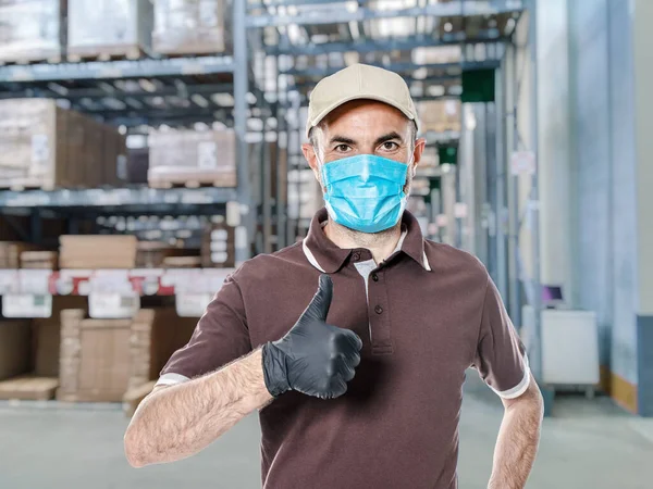 Üniformalı Koruyucu Maskeli Teslimatçı Bir Depoda Cavid Için Güvenli Nakliye — Stok fotoğraf