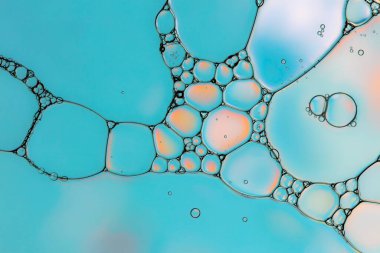 Geometrik tasarımlar yaratan baloncukların makro fotoğrafı. turkuaz mavi ton.