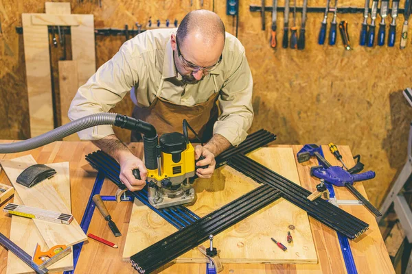 Holzhandwerker Mit Einer Vertikalen Fräsmaschine — Stockfoto