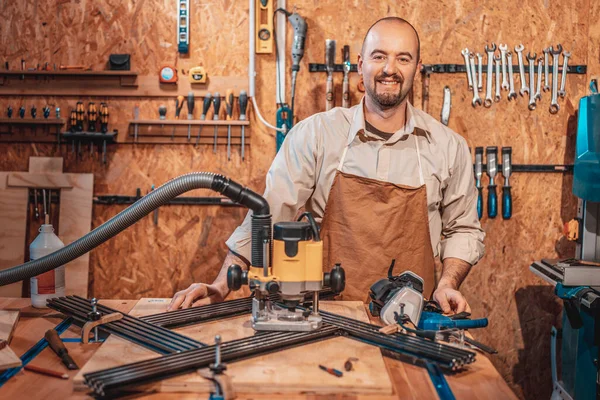 Retrato Carpinteiro Caucasiano Sorridente Com Avental Sua Oficina — Fotografia de Stock