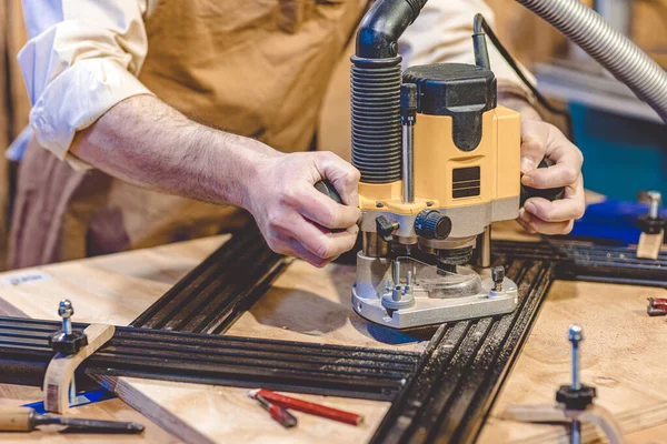 Detail Eines Tischlers Mit Einem Router Mit Einstellbarer Schablone — Stockfoto