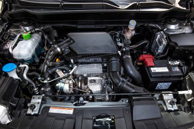 Bir arabanın benzin ve hibrit yakıt motorunun ayrıntıları.