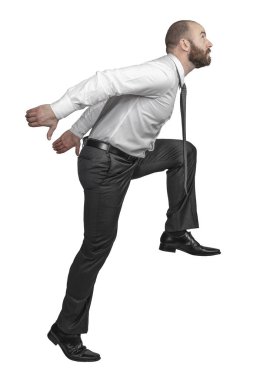 Adam merdivenleri tırmanacak pozisyonda, elleri arkada, bembeyaz.